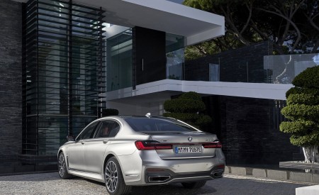 2020 BMW 7-Series 745Le xDrive Plug-In Hybrid Rear Three-Quarter Wallpapers 450x275 (27)