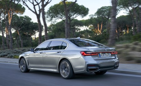 2020 BMW 7-Series 745Le xDrive Plug-In Hybrid Rear Three-Quarter Wallpapers 450x275 (14)