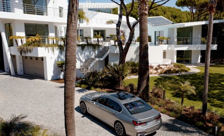 2020 BMW 7-Series 745Le xDrive Plug-In Hybrid Rear Three-Quarter Wallpapers 450x275 (85)