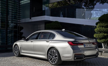 2020 BMW 7-Series 745Le xDrive Plug-In Hybrid Rear Three-Quarter Wallpapers  450x275 (28)