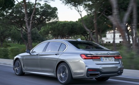 2020 BMW 7-Series 745Le xDrive Plug-In Hybrid Rear Three-Quarter Wallpapers 450x275 (15)