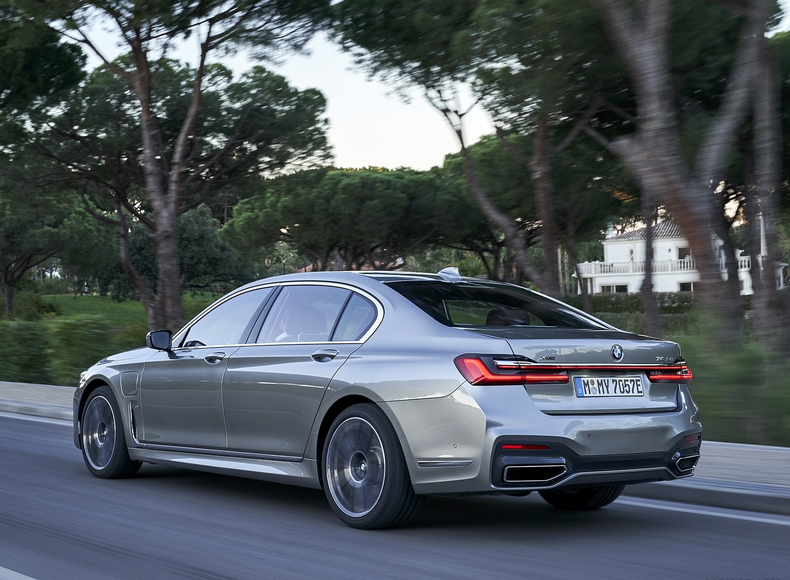 2020 BMW 7-Series 745Le xDrive Plug-In Hybrid Rear Three-Quarter Wallpapers (15)