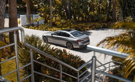 2020 BMW 7-Series 745Le xDrive Plug-In Hybrid Rear Three-Quarter Wallpapers 450x275 (86)