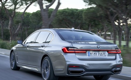 2020 BMW 7-Series 745Le xDrive Plug-In Hybrid Rear Three-Quarter Wallpapers 450x275 (16)