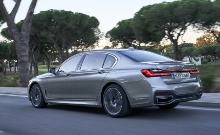 2020 BMW 7-Series 745Le xDrive Plug-In Hybrid Rear Three-Quarter Wallpapers 450x275 (17)
