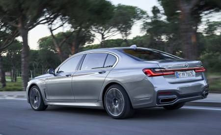 2020 BMW 7-Series 745Le xDrive Plug-In Hybrid Rear Three-Quarter Wallpapers 450x275 (18)