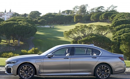2020 BMW 7-Series 745Le xDrive Plug-In Hybrid Side Wallpapers 450x275 (21)