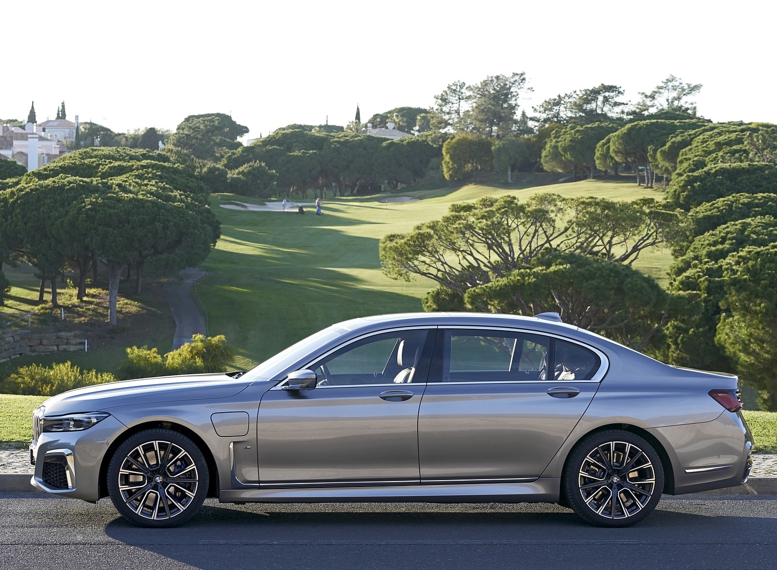 2020 BMW 7-Series 745Le xDrive Plug-In Hybrid Side Wallpapers #21 of 131