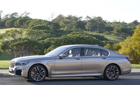 2020 BMW 7-Series 745Le xDrive Plug-In Hybrid Side Wallpapers 450x275 (22)