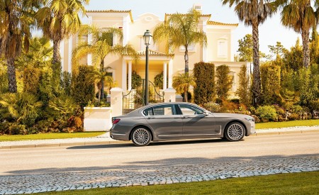 2020 BMW 7-Series 745Le xDrive Plug-In Hybrid Side Wallpapers 450x275 (87)