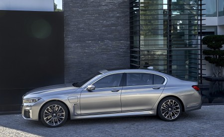 2020 BMW 7-Series 745Le xDrive Plug-In Hybrid Side Wallpapers 450x275 (36)