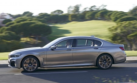 2020 BMW 7-Series 745Le xDrive Plug-In Hybrid Side Wallpapers 450x275 (4)