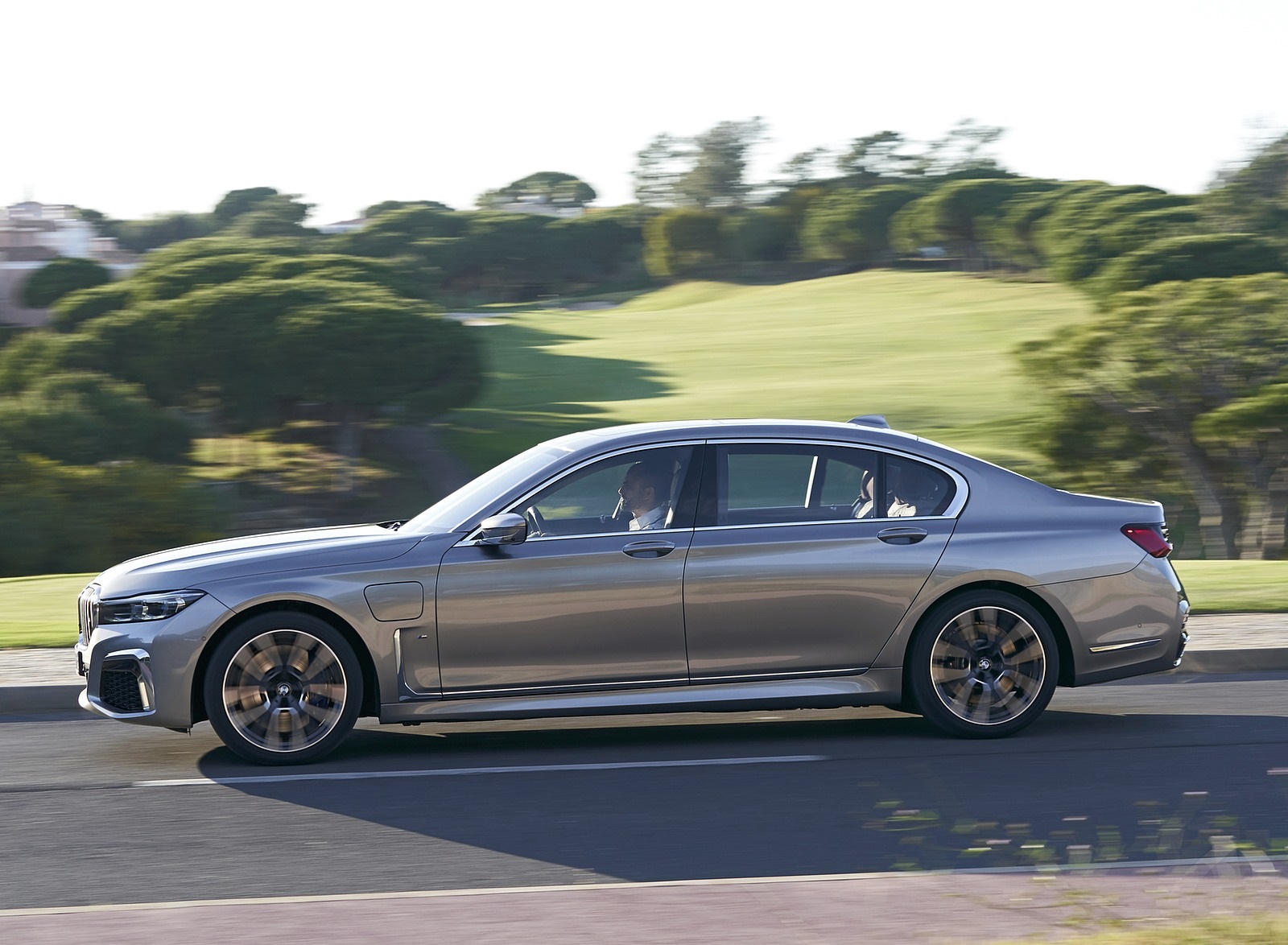 2020 BMW 7-Series 745Le xDrive Plug-In Hybrid Side Wallpapers #5 of 131