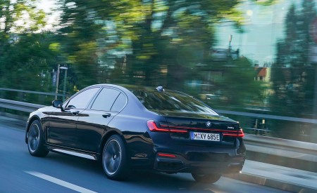 2020 BMW 7-Series Plug-In Hybrid Rear Three-Quarter Wallpapers 450x275 (110)