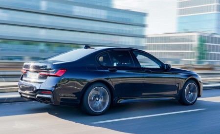 2020 BMW 7-Series Plug-In Hybrid Rear Three-Quarter Wallpapers 450x275 (119)