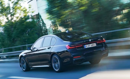 2020 BMW 7-Series Plug-In Hybrid Rear Three-Quarter Wallpapers 450x275 (111)
