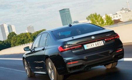 2020 BMW 7-Series Plug-In Hybrid Rear Three-Quarter Wallpapers 450x275 (108)