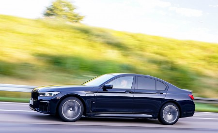 2020 BMW 7-Series Plug-In Hybrid Side Wallpapers 450x275 (112)