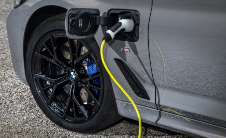 2021 BMW 545e xDrive Charging Wallpapers 450x275 (65)