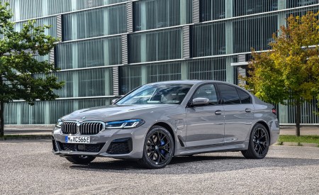 2021 BMW 545e xDrive Front Three-Quarter Wallpapers  450x275 (41)