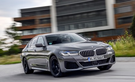 2021 BMW 545e xDrive Front Three-Quarter Wallpapers  450x275 (25)