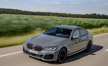 2021 BMW 545e xDrive Front Three-Quarter Wallpapers  450x275 (13)