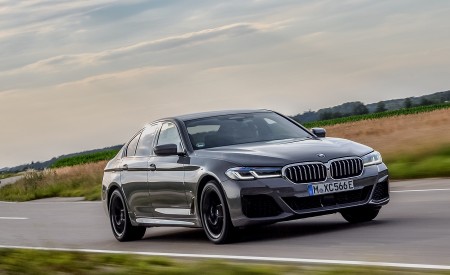 2021 BMW 545e xDrive Front Three-Quarter Wallpapers  450x275 (12)