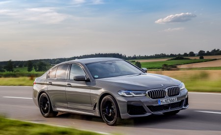 2021 BMW 545e xDrive Front Three-Quarter Wallpapers  450x275 (3)