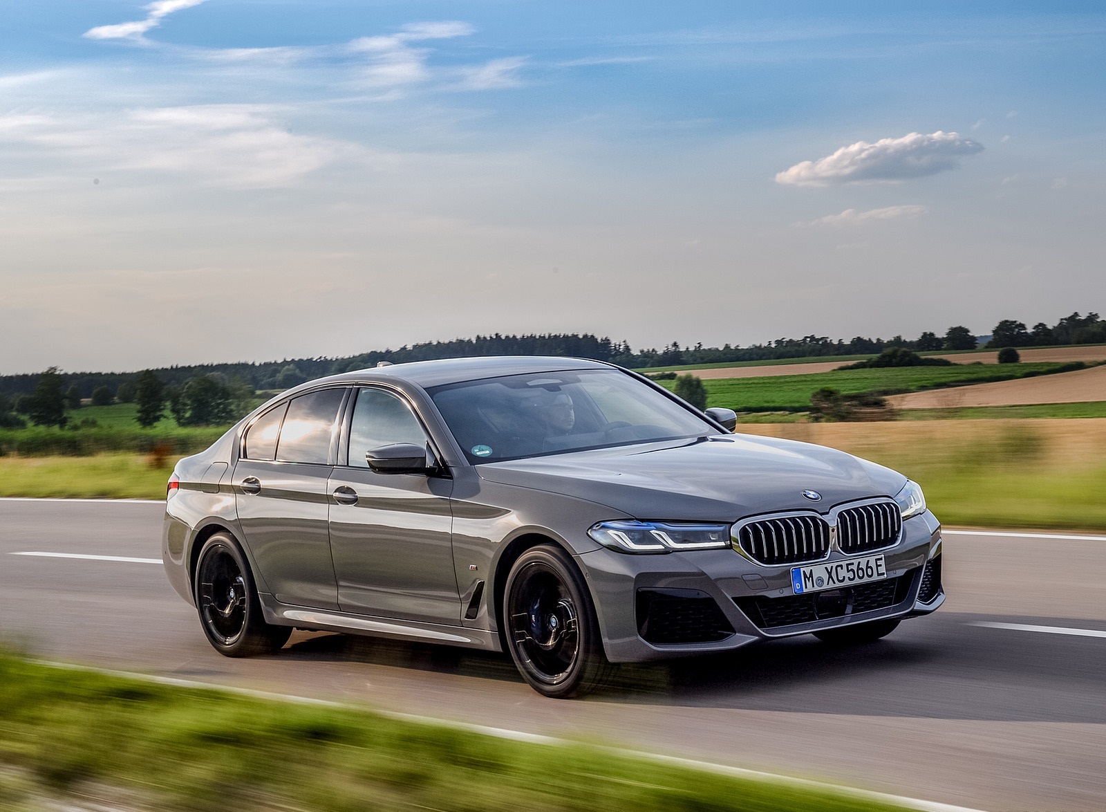 2021 BMW 545e xDrive Front Three-Quarter Wallpapers  (3)