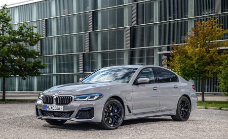 2021 BMW 545e xDrive Front Three-Quarter Wallpapers  450x275 (42)