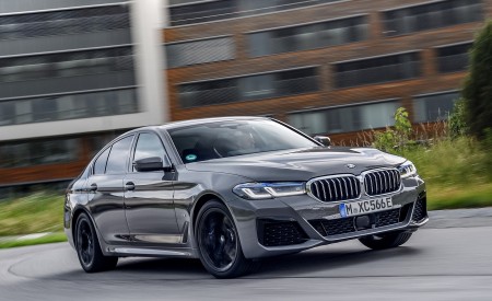 2021 BMW 545e xDrive Front Three-Quarter Wallpapers  450x275 (26)