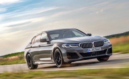 2021 BMW 545e xDrive Front Three-Quarter Wallpapers  450x275 (11)