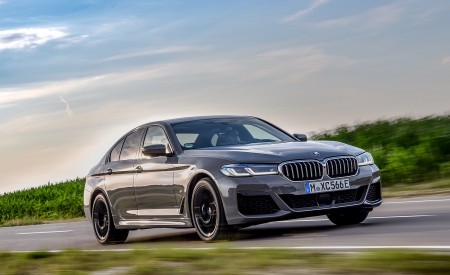 2021 BMW 545e xDrive Front Three-Quarter Wallpapers  450x275 (4)