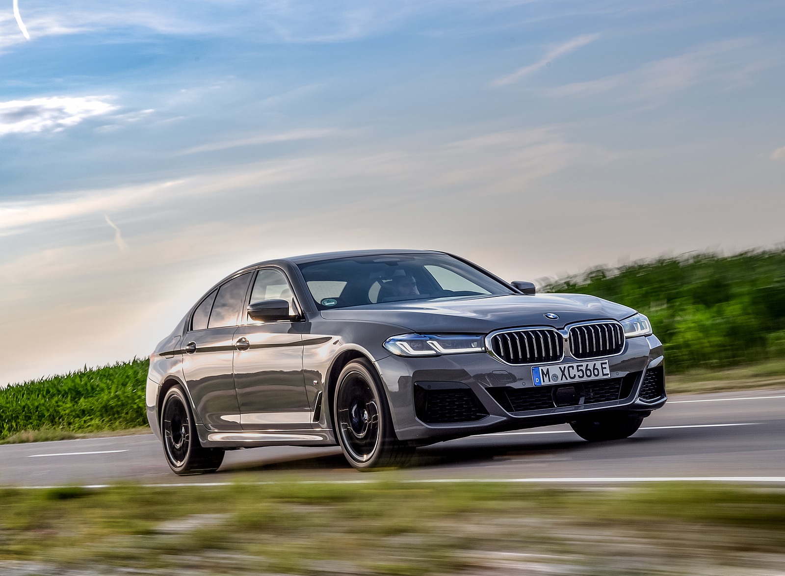 2021 BMW 545e xDrive Front Three-Quarter Wallpapers  (4)