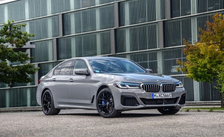 2021 BMW 545e xDrive Front Three-Quarter Wallpapers  450x275 (43)