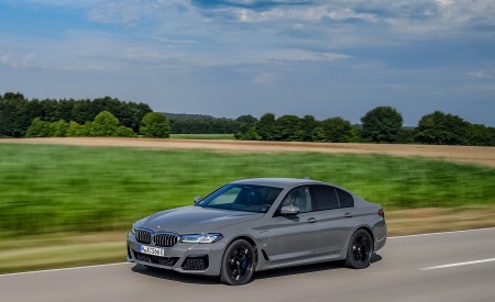 2021 BMW 545e xDrive Front Three-Quarter Wallpapers  450x275 (27)