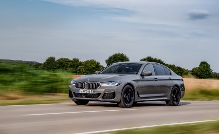 2021 BMW 545e xDrive Front Three-Quarter Wallpapers  450x275 (15)