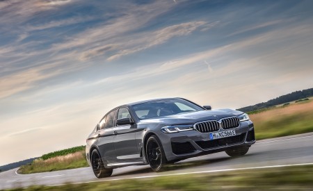 2021 BMW 545e xDrive Front Three-Quarter Wallpapers  450x275 (10)