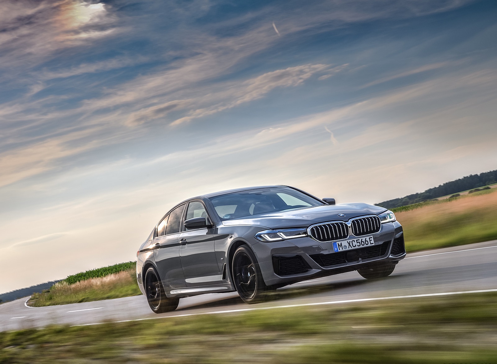 2021 BMW 545e xDrive Front Three-Quarter Wallpapers  (10)