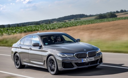 2021 BMW 545e xDrive Front Three-Quarter Wallpapers  450x275 (5)