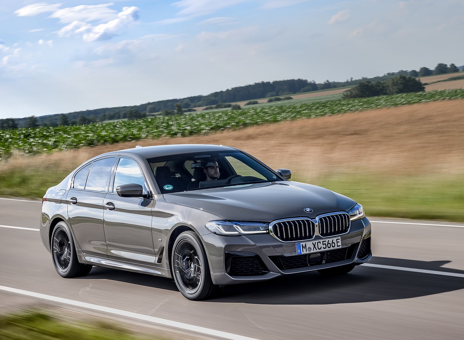 2021 BMW 545e xDrive Front Three-Quarter Wallpapers  (5)
