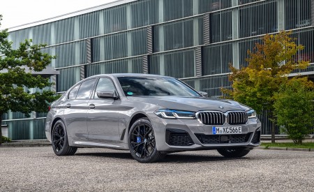 2021 BMW 545e xDrive Front Three-Quarter Wallpapers  450x275 (44)