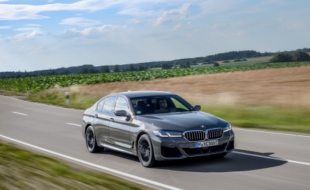 2021 BMW 545e xDrive Front Three-Quarter Wallpapers  450x275 (28)