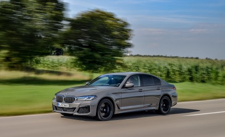 2021 BMW 545e xDrive Front Three-Quarter Wallpapers  450x275 (16)