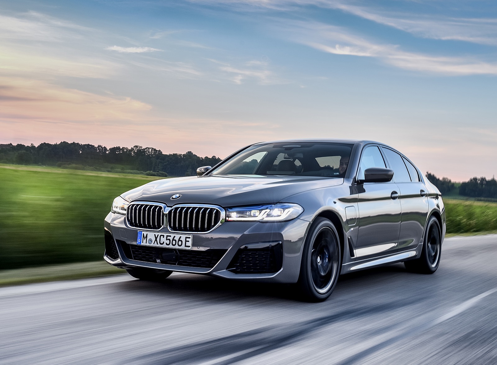 2021 BMW 545e xDrive Front Three-Quarter Wallpapers  (1)