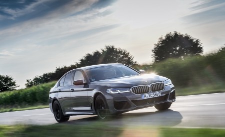 2021 BMW 545e xDrive Front Three-Quarter Wallpapers  450x275 (17)