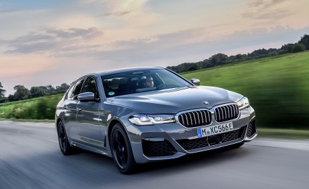 2021 BMW 545e xDrive Front Three-Quarter Wallpapers  450x275 (2)