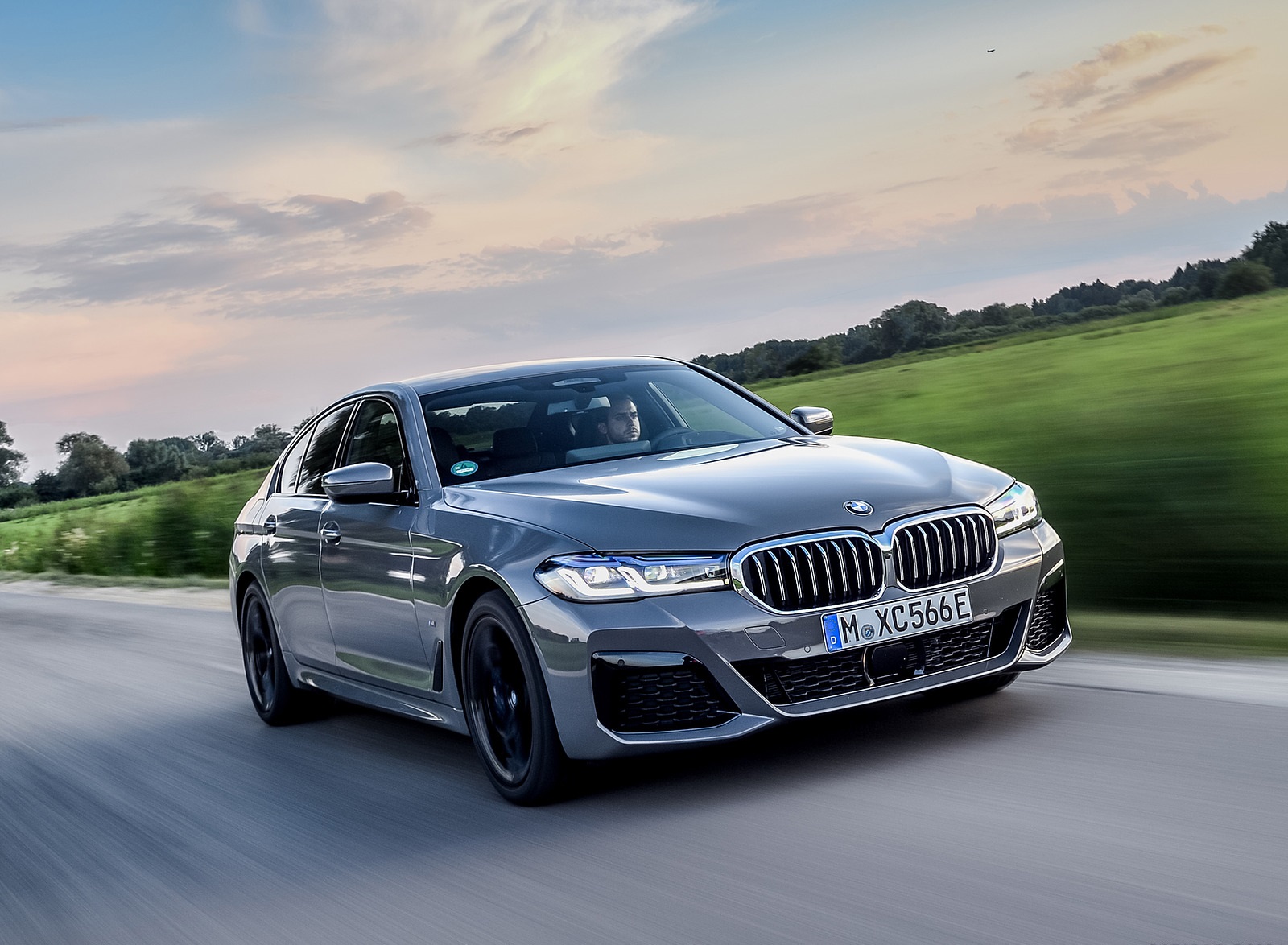 2021 BMW 545e xDrive Front Three-Quarter Wallpapers  (2)