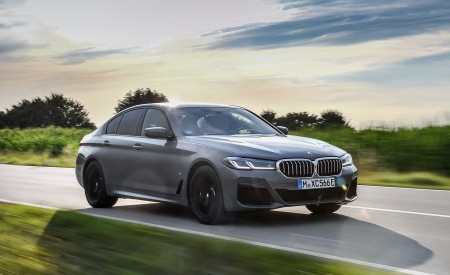 2021 BMW 545e xDrive Front Three-Quarter Wallpapers  450x275 (18)