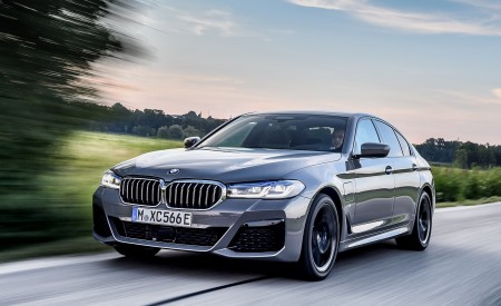 2021 BMW 545e xDrive Front Three-Quarter Wallpapers  450x275 (6)